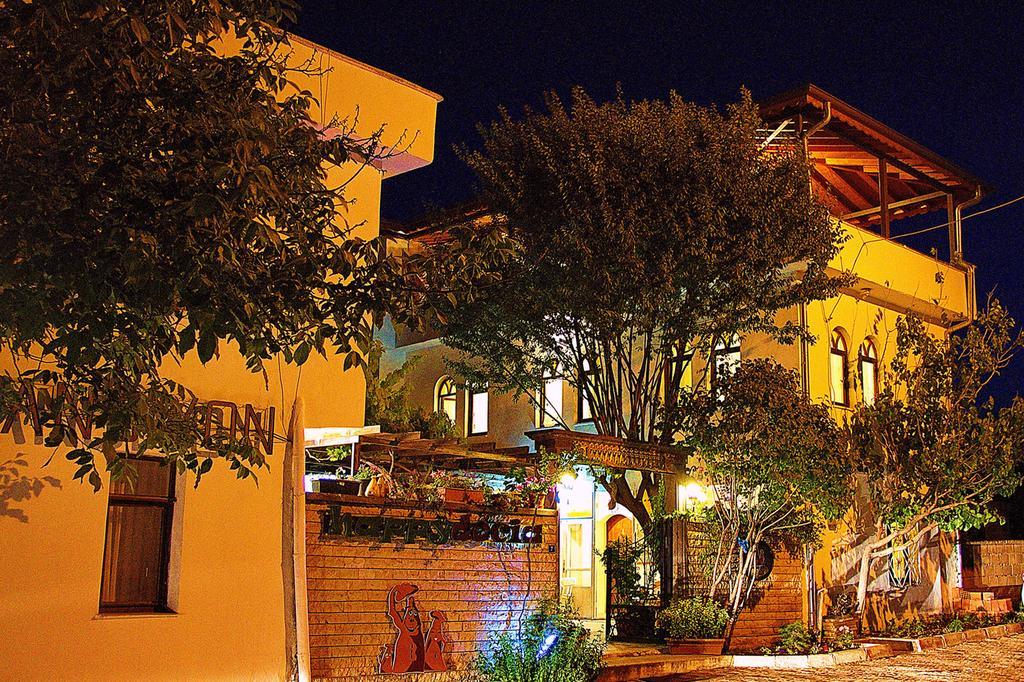 Bed and Breakfast Happydocia Göreme Exterior foto